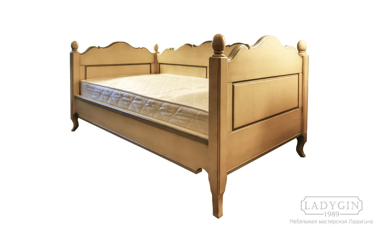 Деревянная односпальная кровать-кушетка в стиле прованс со съемной спинкой на ножках фото