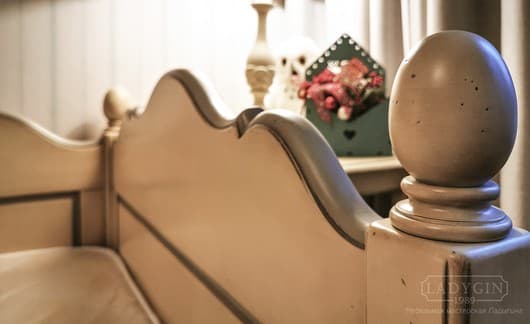 Резные элементы деревянной односпальной кровати-кушетки в стиле прованс со съемной спинкой на ножках фото