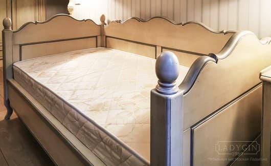 Белая деревянная односпальная кровать-кушетка в стиле прованс со съемной спинкой на ножках фото