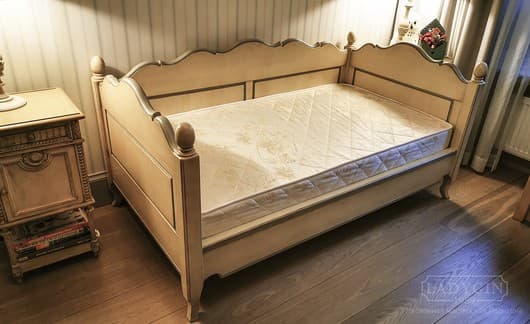 Белая деревянная односпальная кровать-кушетка в стиле прованс со съемной спинкой на ножках в интерьере фото