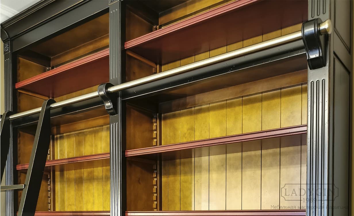 Переставные полки чёрной модульной библиотеки из дерева в классическом стиле с лестницей и закрытыми секциями фото