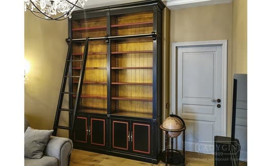 Чёрная модульная библиотека из массива дерева в классическом стиле с лестницей и закрытыми секциями в интерьере фото