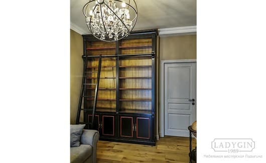 Чёрная модульная библиотека из дерева в классическом французском стиле с лестницей и закрытыми секциями в интерьере фото