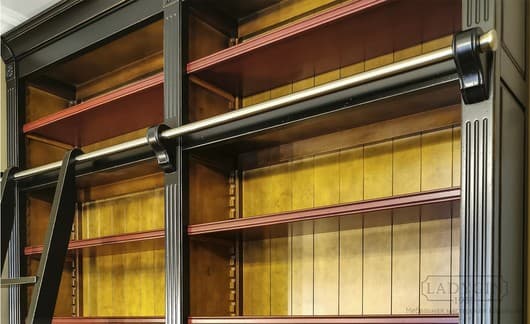 Переставные полки чёрной модульной библиотеки из дерева в классическом стиле с лестницей и закрытыми секциями фото