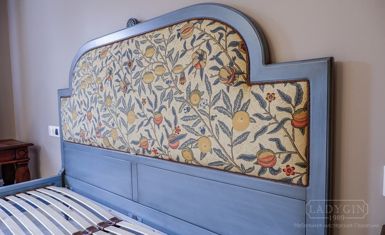 Высокое деревянное изголовье с мягкой тканевой вставкой для голубой двуспальной кровати во французском стиле фото