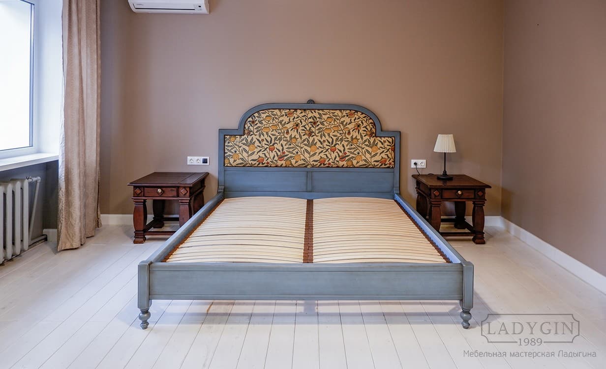 Деревянная двуспальная кровать с мягким высоким изголовьем во французском стиле в интерьере комнаты фото