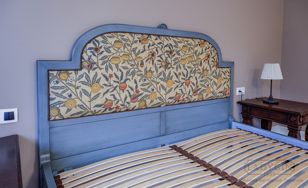 Высокое деревянное изголовье с мягкой тканевой вставкой для двуспальной кровати во французском стиле фото