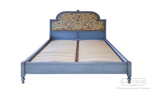 Деревянная голубая двуспальная кровать с мягким высоким изголовьем во французском стиле фото