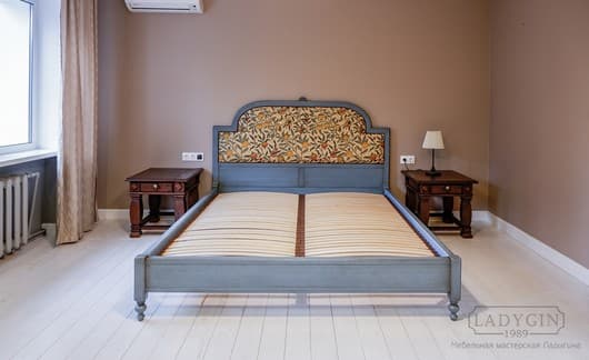 Двуспальная кровать из дерева с мягким тканевым изголовьем на заказ - 4