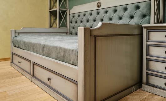 Цоколь и выкатные ящики белой спальной зоны из массива дерева в стиле прованс со стеллажами фото