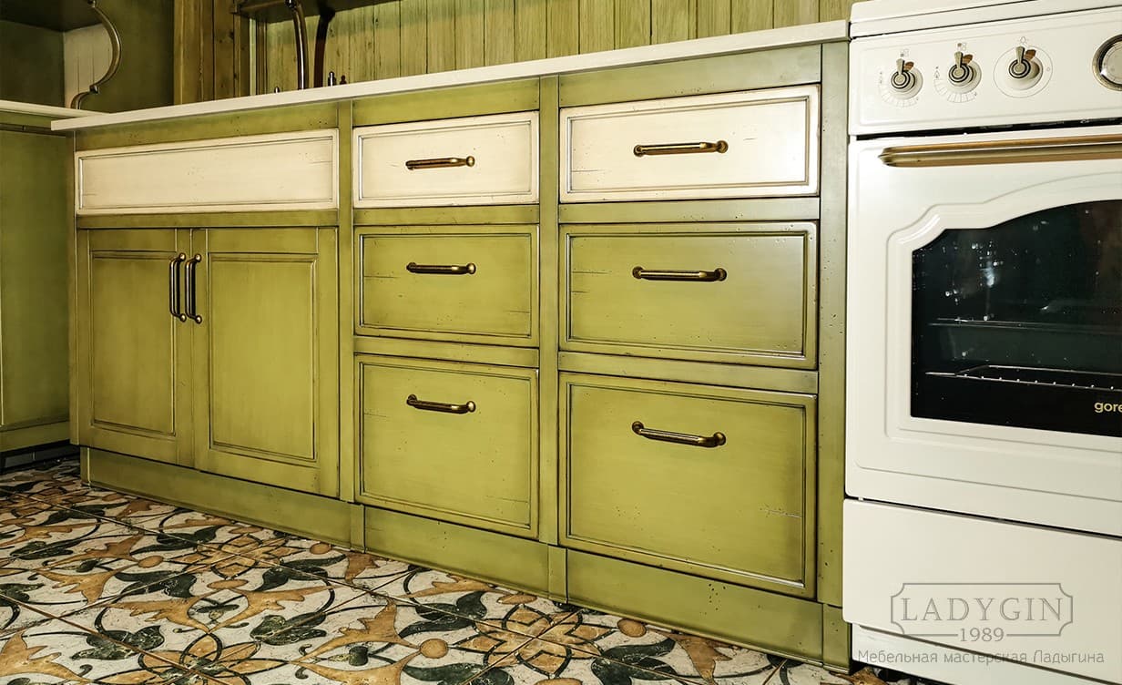 Ящики зеленого кухонного гарнитура из массива дерева в стиле прованс со столешницей из натурального камня и скрытыми направляющими фото