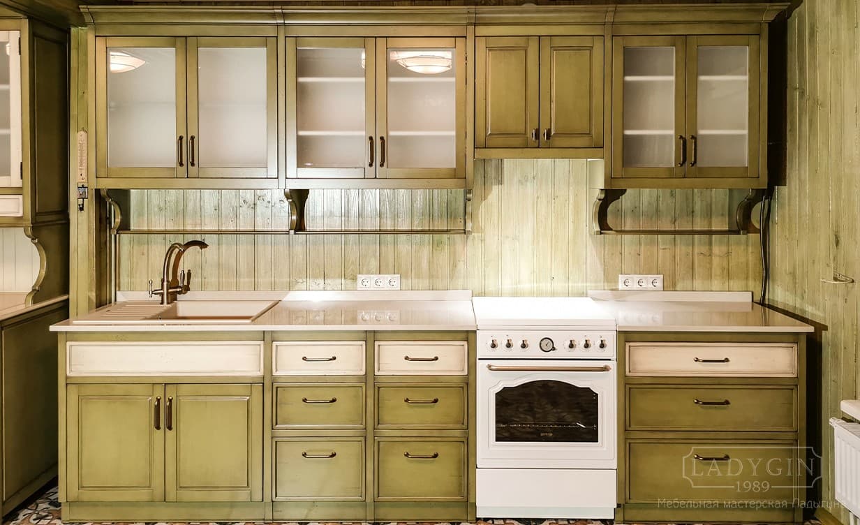 Зеленый кухонный гарнитур из массива дерева в стиле прованс со столешницей из натурального камня и скрытыми направляющими фото