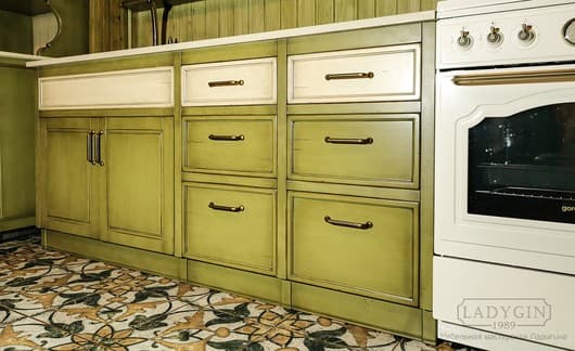 Ящики зеленого кухонного гарнитура из массива дерева в стиле прованс со столешницей из натурального камня и скрытыми направляющими фото