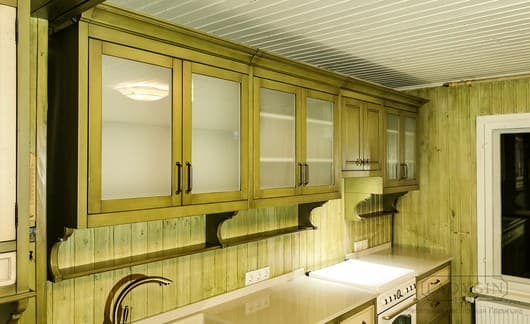 Кухонный гарнитур из дерева с направляющими в стиле прованс на заказ - 9