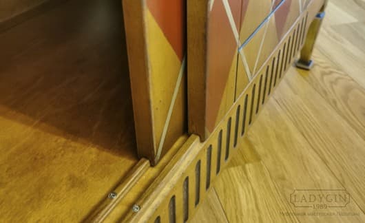 Деревянный двустворчатый комод-бар с раздвижными дверцами и ящиками на заказ - 6