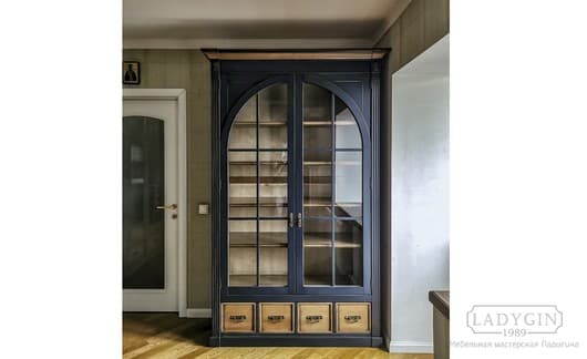 Синий книжный шкаф из массива дерева в стиле Grange с аркой и 2 светлыми ящиками на цоколе фото