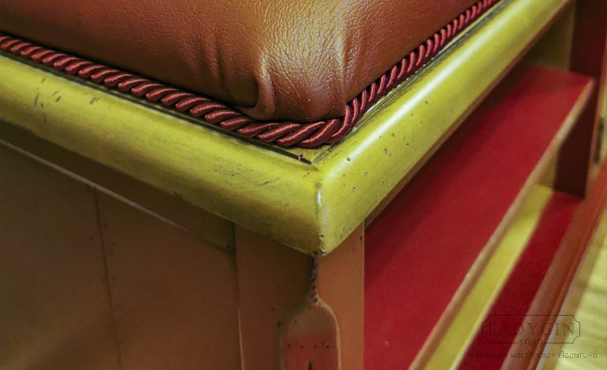 Отделка красной угловой прихожей из дерева в классическом стиле с настенной вешалкой, зеркалом и тумбой для обуви фото