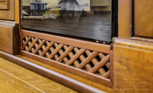 Декоративный резной элемент низа барной стойки в стиле прованс с мраморной столешницей и мини холодильником фото