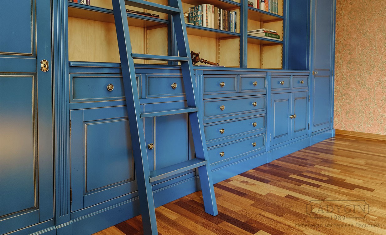 Ящики с латунными ручками синей модульной библиотеки с лестницей в классическом французском стиле фото