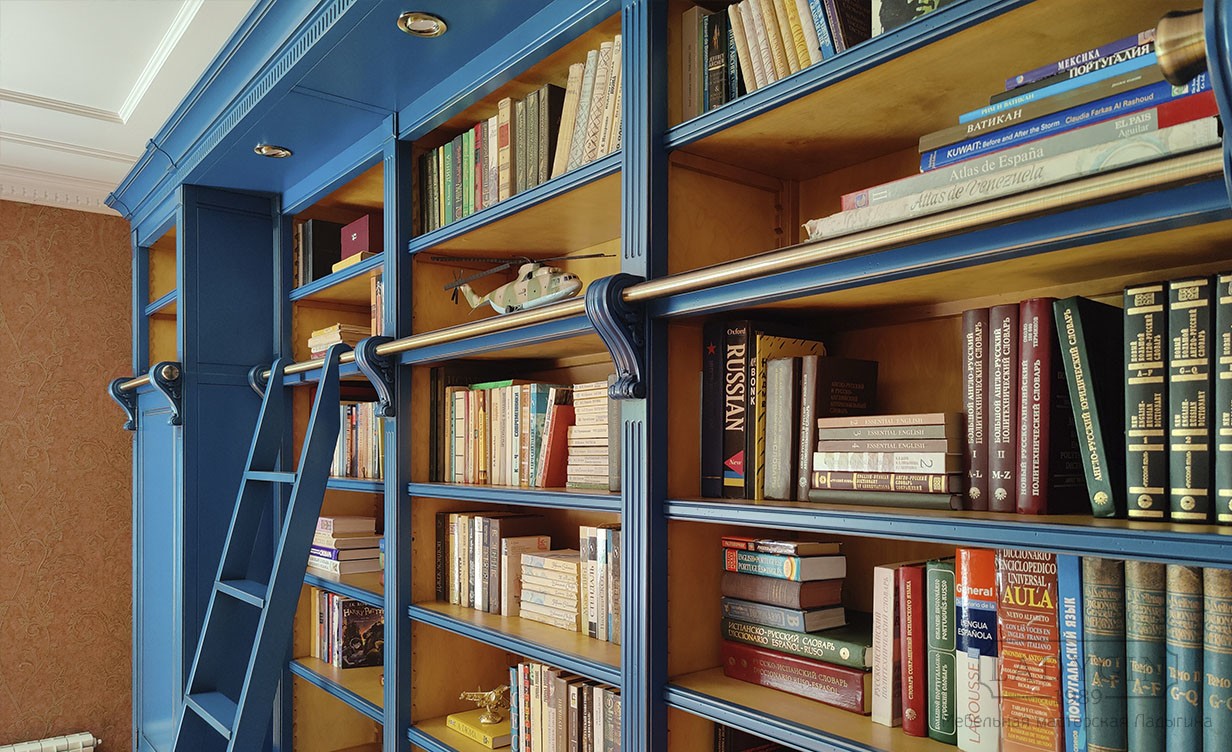 Латунная труба для лестницы синей модульной библиотеки в классическом французском стиле фото