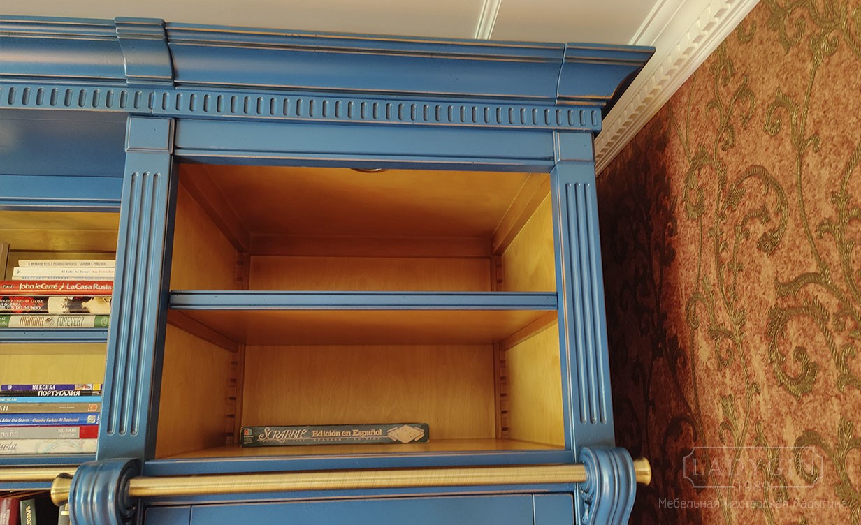 Карниз и верхние полки синей модульной библиотеки с лестницей в классическом французском стиле фото