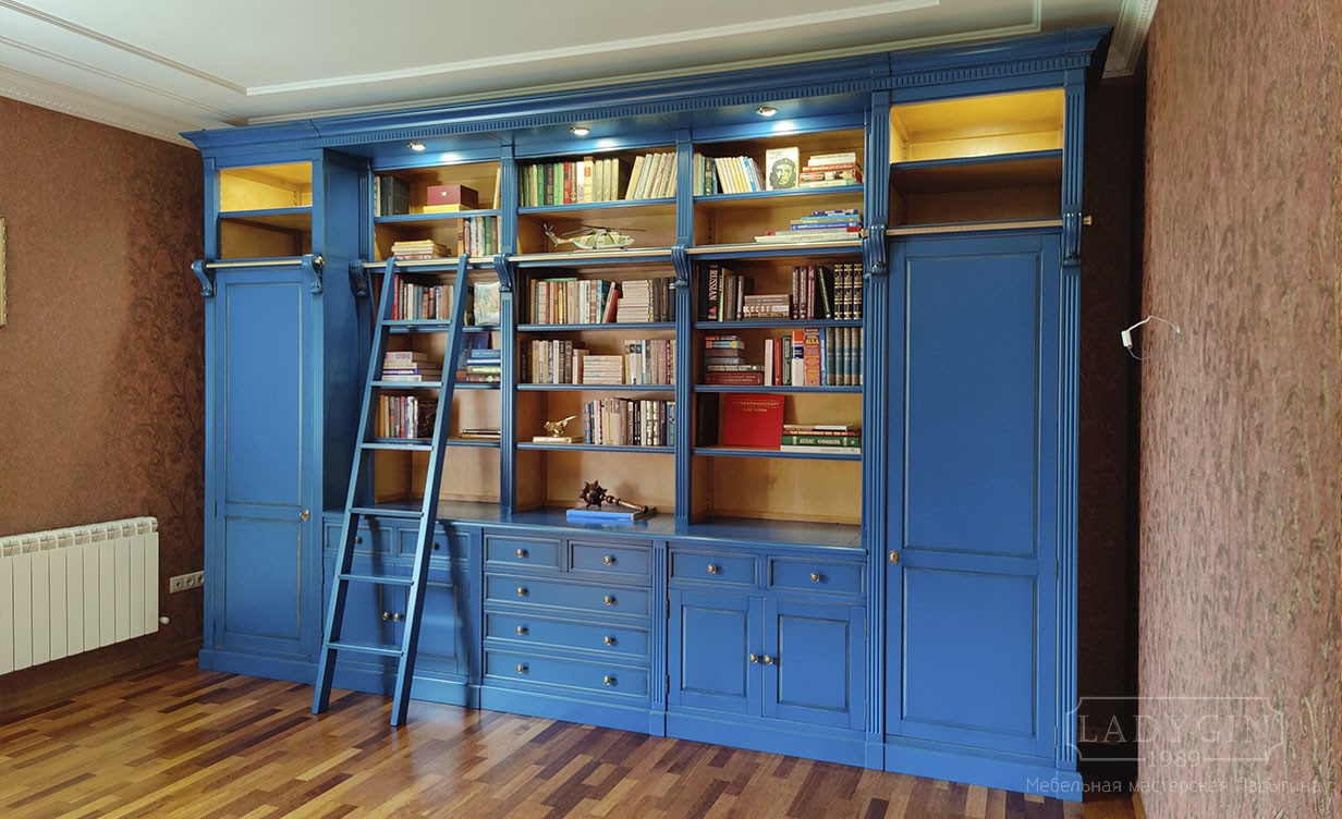 Подсветка синей модульной библиотеки с лестницей в классическом французском стиле фото
