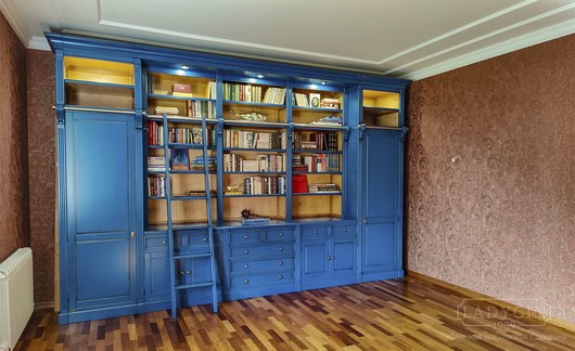 Синяя модульная библиотека с лестницей в классическом французском стиле в интерьере фото