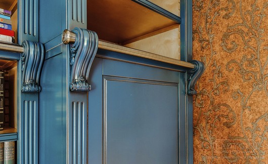 Резные элементы на синей модульной библиотеки с лестницей в классическом французском стиле фото
