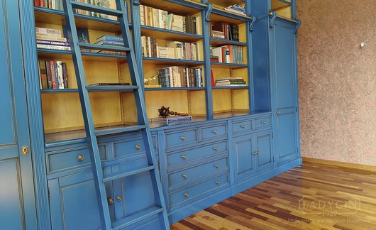 Переставные полки синей модульной библиотеки в классическом французском стиле с приставной лестницей фото