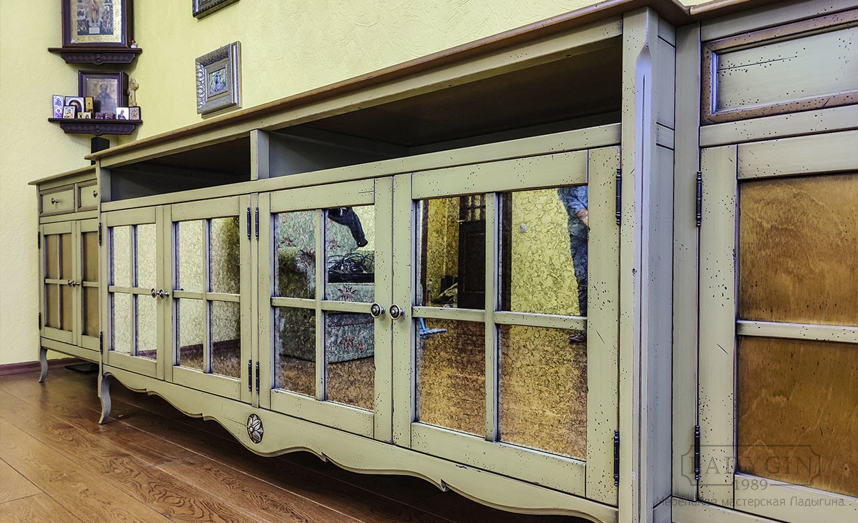 Зеркальные дверки трехсекционного комода из дерева в стиле прованс со столешницей и 4 ящиками фото
