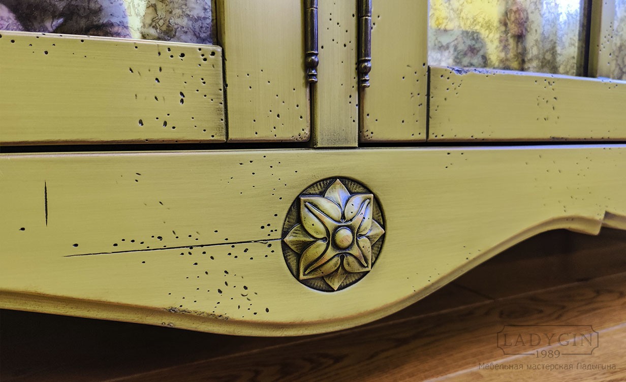 Резная царга трехсекционного комода из дерева в стиле прованс со столешницей и 4 ящиками фото