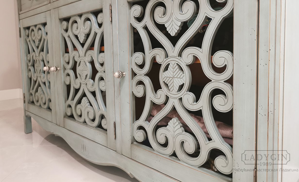 Резные дверки голубого деревянного трехсекционного комода в стиле прованс фото