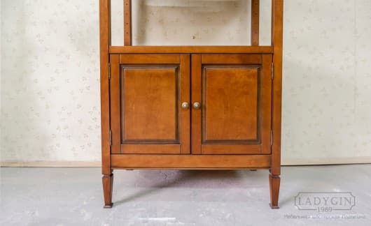 Деревянная винтажная этажерка с распашными дверками из ольхи на заказ - 7