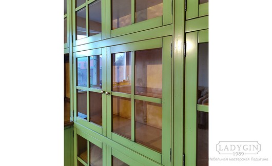 Библиотека со стеклянными дверцами и рабочим местом в классическом стиле на заказ - 4