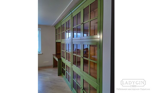 Библиотека со стеклянными дверцами и рабочим местом в классическом стиле на заказ - 6