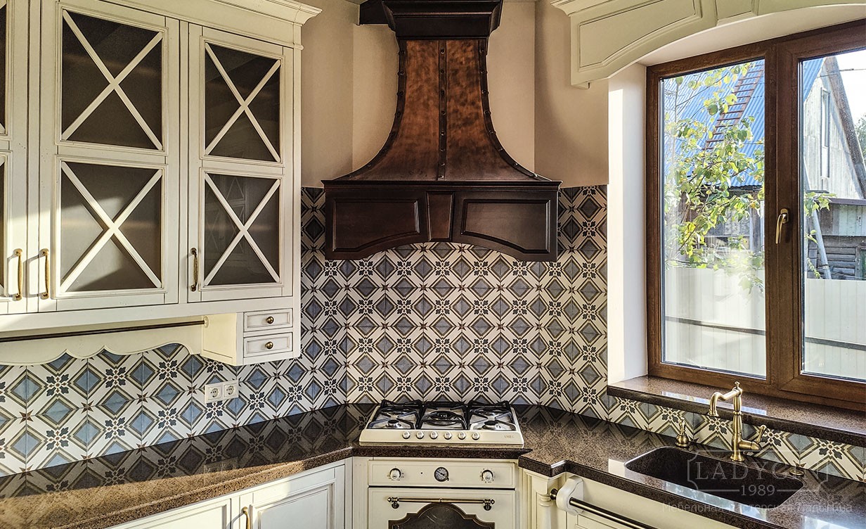Столешница из натурального камня на белом кухонном гарнитуре в стиле прованс фото