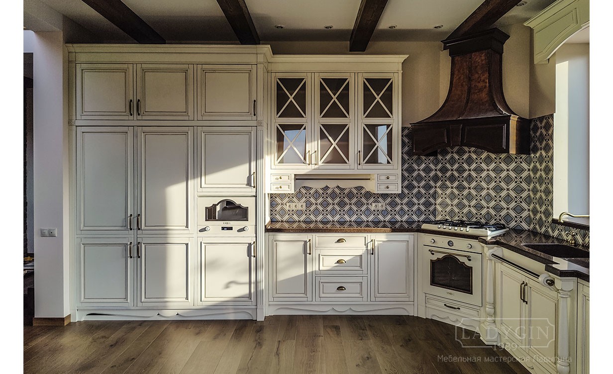 Шкаф для хранения на белой угловой кухне в стиле прованс фото