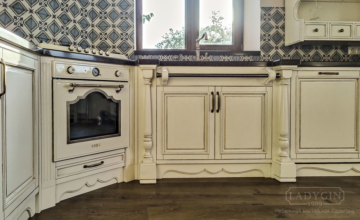 Нижняя часть белого кухонного гарнитура в стиле прованс фото