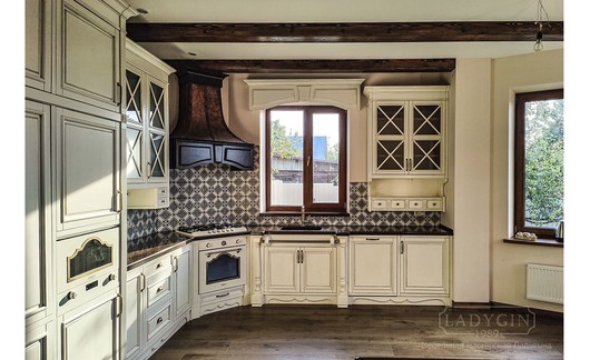 Угловой белый кухонный гарнитур в стиле прованс фото