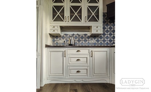 Дверки и ящики на белой кухни в стиле прованс фото