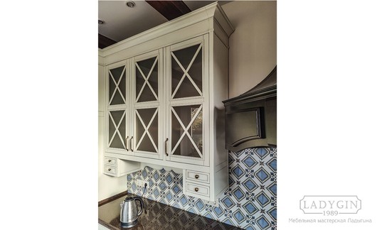 Стеклянный навесной шкафчик на кухню в стиле прованс фото