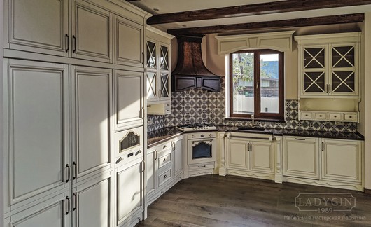 Кухонный гарнитур со столешницей из натурального камня в стиле прованс фото
