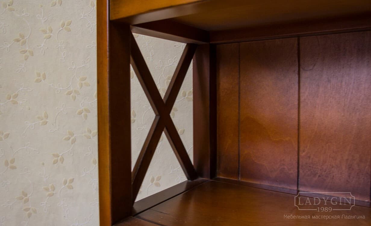 Покраска деревянного стеллажа с задней стенкой и боковыми перекрестиями в стиле прованс фото