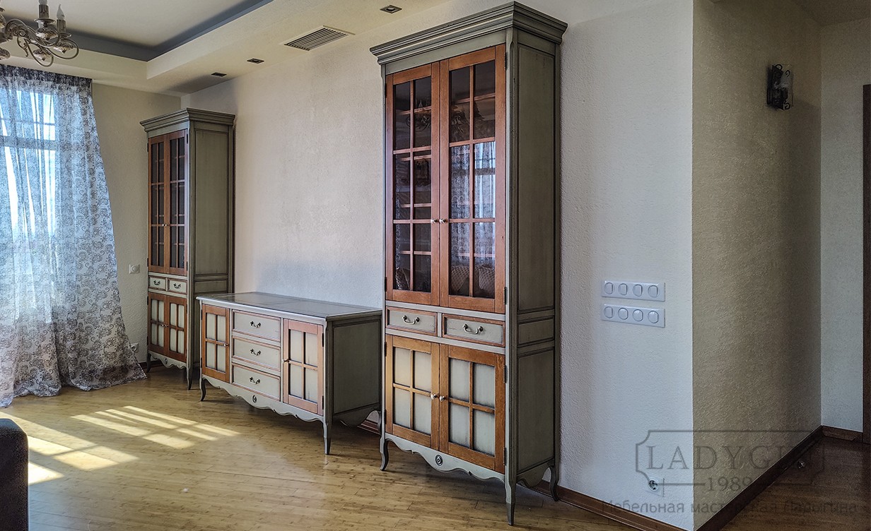 Голубая закрытая деревянная библиотека в стиле прованс со стеклянными дверками и 2 ящиками в интерьере фото