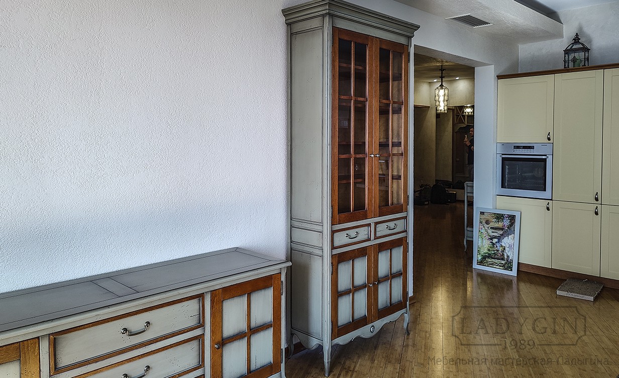 Голубая закрытая библиотека из массива в стиле прованс со стеклянными дверками и 2 ящиками в интерьере фото