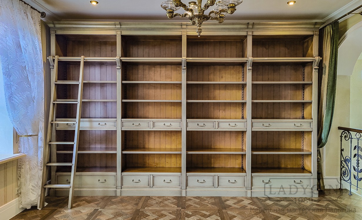 Модульная открытая библиотека из дерева в классическом стиле с лестницей и ящиками в интерьере фото