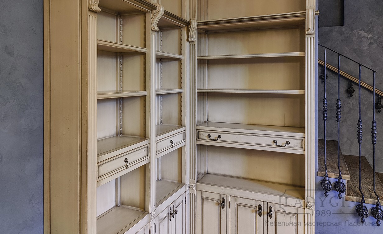 Полки белого углового книжного шкафа из дерева в стиле прованс с лестницей фото