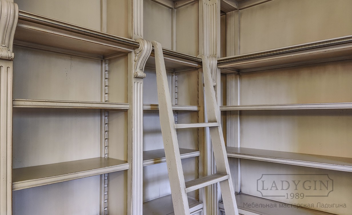 Лестница белого углового книжного шкафа из дерева в стиле прованс фото