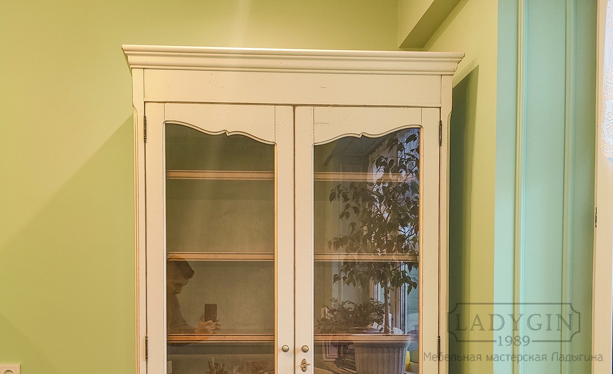 Декоративные элементы на стеклянных дверках белой витрины в стиле прованс фото