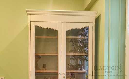 Декоративные элементы на стеклянных дверках белой витрины в стиле прованс
